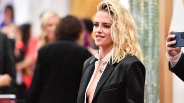 Güzel oyuncu Kristen Stewart mini saten şortuyla kırmızı halı kurallarını hiçe saydı