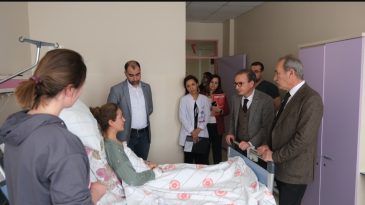 REKTÖR Prof. Dr. Alim YILDIZ, DEPREMZEDELERİ ZİYARET ETTİ