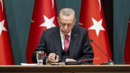 ERDOĞAN 6’LI MASAYI TOPA TUTTU