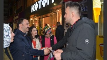İPEK HALKLA KUCAKLAŞIYOR