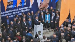 AK PARTİ SİVAS İL BAŞKANLIĞINDAN YAĞMUR ALTINDA BAYRAMLAŞMA