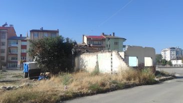 YIKILMAYI BEKLIYOR…