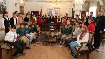 TİYATROYLA TANIŞTILAR..!