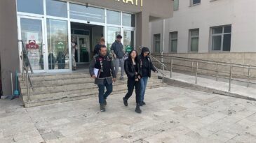 “HER AKP’LİYİ İNDİRİYORUZ” DEDİ CEZAEVİNİ BOYLADI.