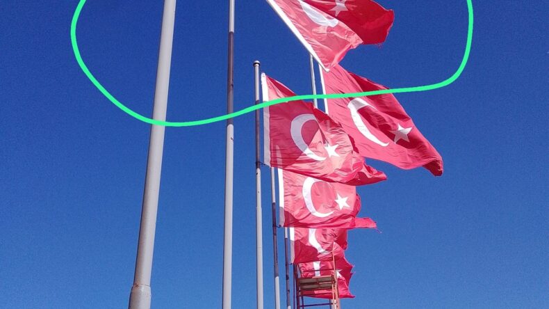 BAYRAKLAR YIPRANMIŞ, YOLU BOZUK