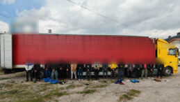 18 DÜZENSİZ GÖÇMEN YAKALANDI