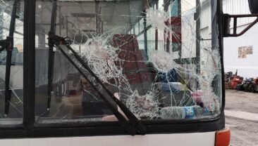 SİVAS BELEDİYESİ’NE AİT OTOBÜSÜN CAMLARI KIRILDI