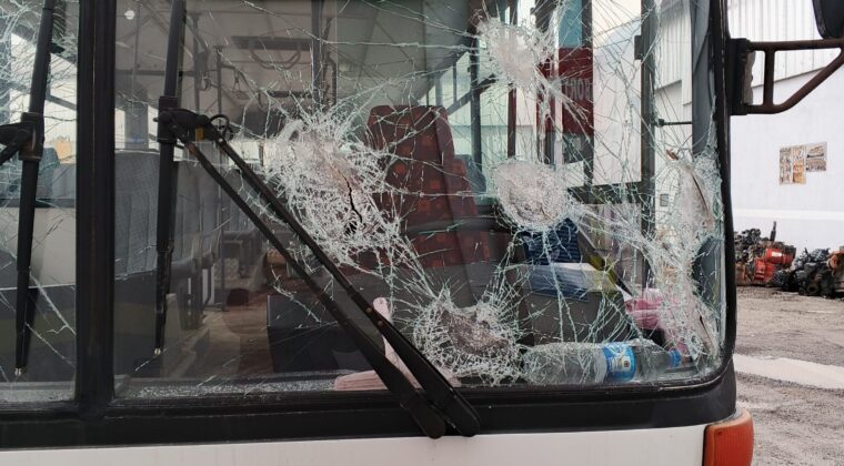 SİVAS BELEDİYESİ’NE AİT OTOBÜSÜN CAMLARI KIRILDI