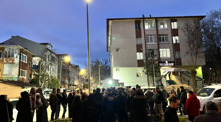 DOLANDIRILDILAR KARAKOL ÖNÜNDE TOPLANDILAR