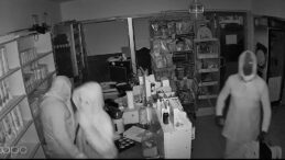 KADIN KILIĞINA GİREREK HIRSIZLIK YAPTILAR,