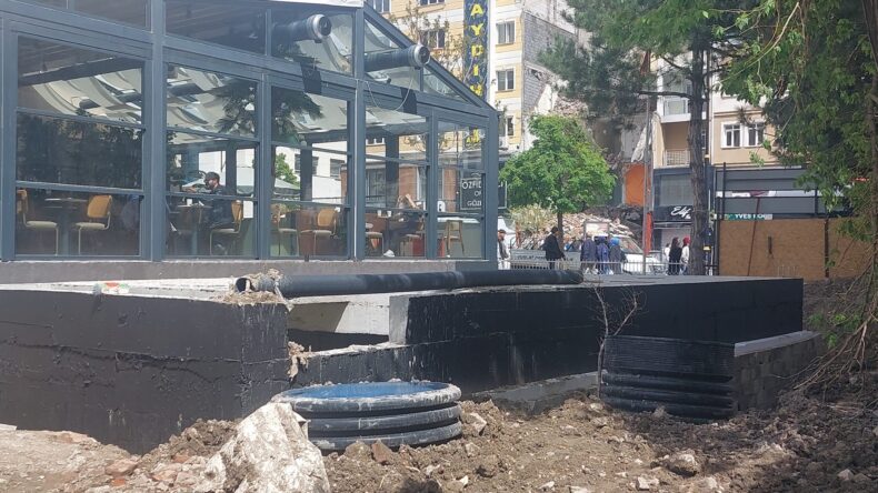 BÜYÜK OTEL’İN YANINDAKİ İNŞAAT TARTIŞMA YARATTI