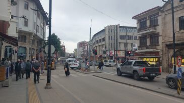 ATATÜRK CADDESİ’NDEKİ  ÇALIŞMALAR ESNAFI ZORA SOKTU