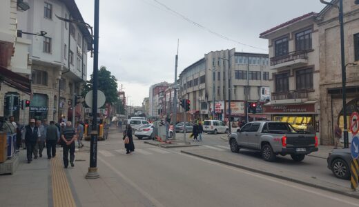 ATATÜRK CADDESİ’NDEKİ  ÇALIŞMALAR ESNAFI ZORA SOKTU