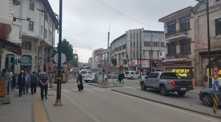 ATATÜRK CADDESİ’NDEKİ  ÇALIŞMALAR ESNAFI ZORA SOKTU