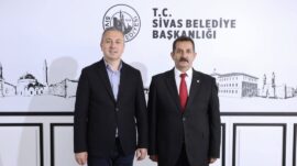SİYASET SAHA DA YAPILIR…