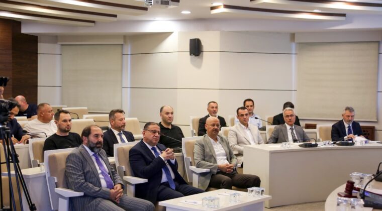 ÖZDEMİR’İ KENDİ EKİBİ ELEŞTİRDİ