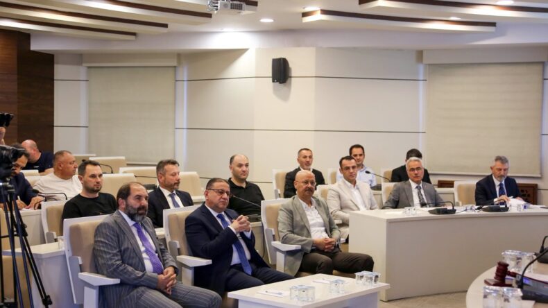 ÖZDEMİR’İ KENDİ EKİBİ ELEŞTİRDİ