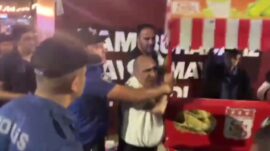 EKMEK TEKNESİNE UZANAN ELLER…