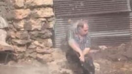 YAĞMURUN SEVİNCİNİ AN BE AN YAŞADI
